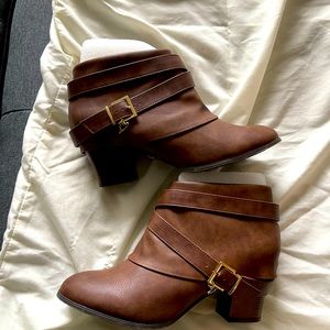 Womens Ankle Boot Brown Stacked hill Boots in size 11. Excellent -Like New